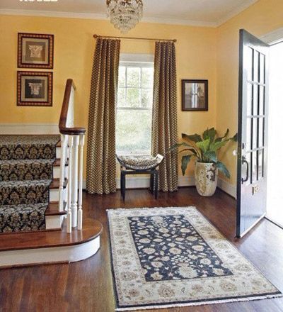 在玄关地毯的选择时，有时可以参照临近的室内地毯，选择类似风格，以保持格调一致，如这款玄关地毯花色与配色都与楼梯地毯相接近，使空间融洽