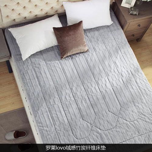 本款床垫面料采用全棉面料，填充物上下铺100%聚酯纤维，中间为100%C类羊毛，具有优越的吸湿、保温性，透气性佳，蓬松度好