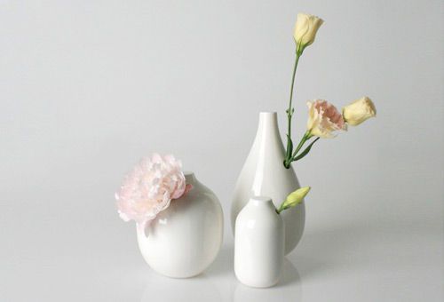 瓶口开出的花朵仿佛枯木桩的一圈发出的新枝，原本造型普通的花瓶即有了无限的灵气