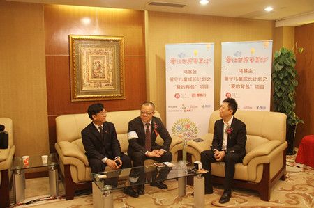 喜临门总裁张克勤(左一)和陈伟鸿一起接受到场媒体专访
