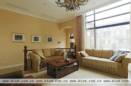 （朱先生和朱太太家的客厅，白色与米色墙面、浓咖啡色咖啡桌和本色fairfield麻布沙发，构成了整洁雅致、怡然无束的居家氛围。）