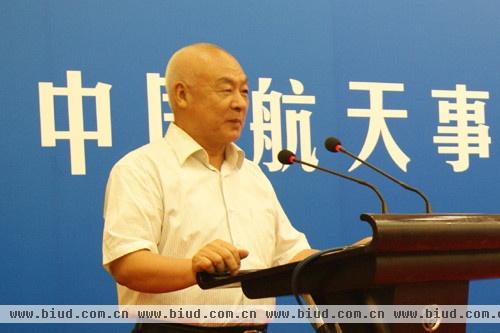 中国航天基金会理事长（原总装备部副部长、中将）张建启