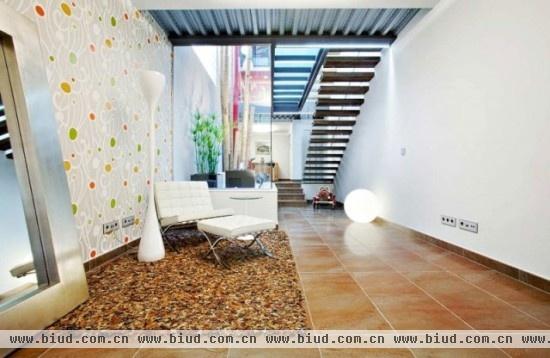 72平巴塞罗那细长的家 清新壁纸完美点缀(图)