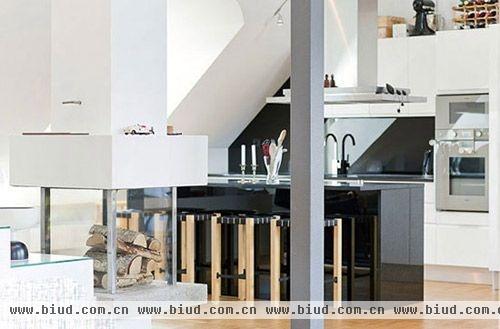 白色的橱柜和黑色的料理台相搭配，使整个空间散发着简约沉稳的气质