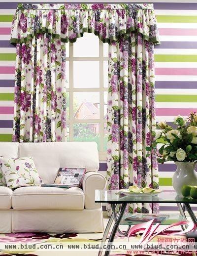 缤纷的花朵窗帘，整个客厅被缤纷的色彩包围。