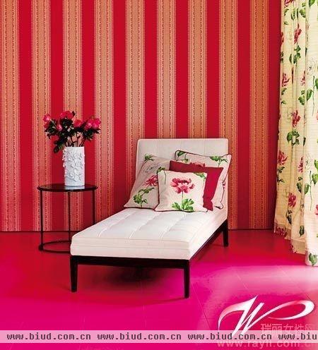 红色地毯和条纹壁纸，加入米色底花色窗帘，平衡了红色的热烈。