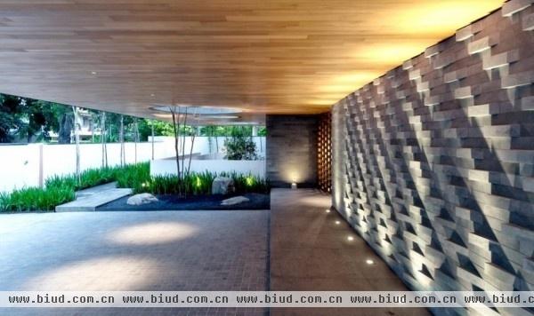 中国古典花园的理念 新加坡一墙两院住宅设计