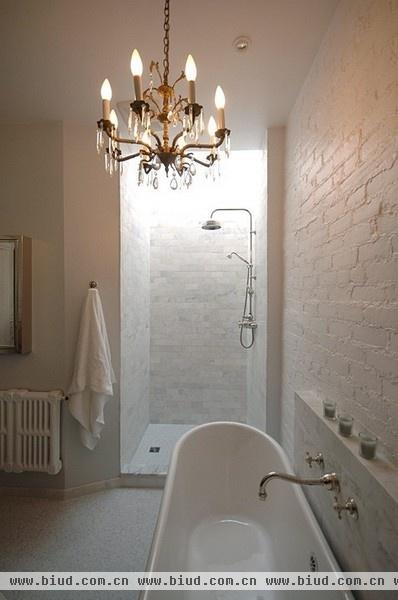 洁白浴缸搭裸露墙砖，构筑唯美卫浴