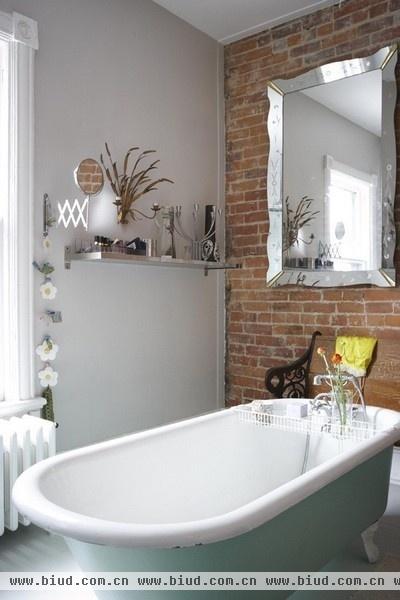 洁白浴缸搭裸露墙砖，构筑唯美卫浴