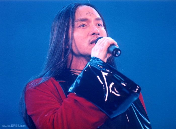 张国荣在2000年热情演唱会