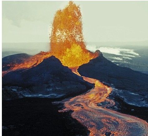 中心式喷发       地下岩浆通过管状火山通道喷出地表,称为中心式