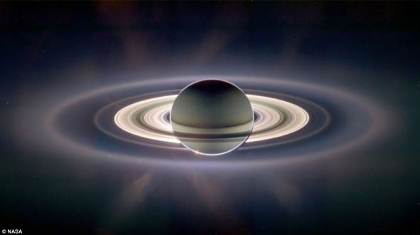 这张令人叹为观止的照片是由“卡西尼”探测器拍摄的。如果细心看，你还能在光明的主环上方、图片的左方看到地球