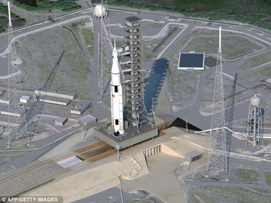 宇航局公布的艺术概念图，展示了“太空发射系统”。这是一种先进的重型运载火箭，将赋予宇航局全新的运载能力，将宇航员送入地球轨道以外的太空区域，进行前所未有的太空探索