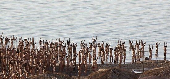 摄影师召集千人聚死海拍摄裸体合照