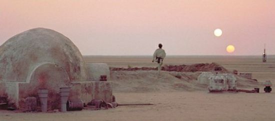 图为科幻电影《星球大战》中，主人公卢克在行星塔图因上凝望“双日同落”的经典场景。 