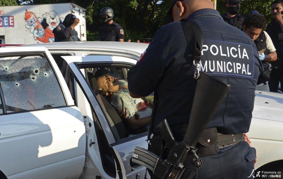 墨西哥毒贩街头火拼 车身弹痕如蜂窝 2011