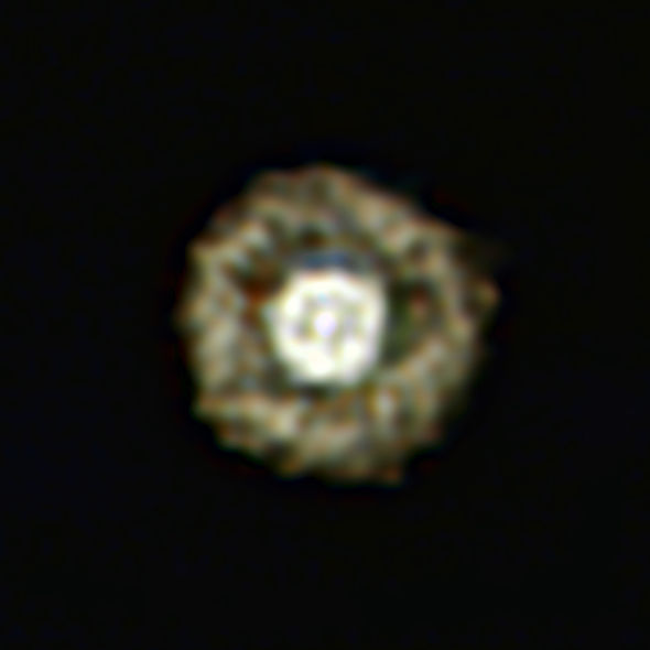 “荷包蛋”：这张照片是欧洲南方天文台甚大望远镜拍摄的一颗黄超巨星周围围绕着尘埃气体带的图像，这也是这一编号为IRAS 17163-3907的巨型恒星迄今质量最好的图像。 