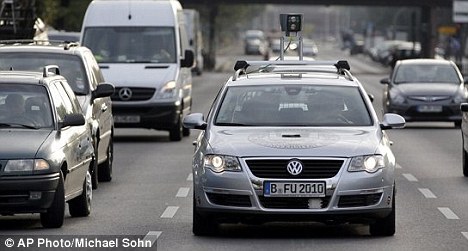 在获得公路管理部门的批准后，这款无人驾驶汽车在柏林公路上接受测试
