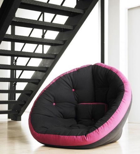 这款沙发简单但不缺实用功能和设计美感