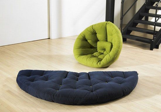 当沙发坐久了想躺下时，只需将它原本粘连在一起的两端拉开便是一张舒适的床垫。