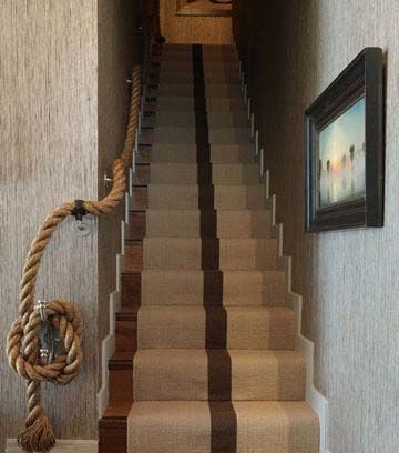 用粗的缆绳作为一种象征性的楼梯扶手，原本普通昏暗的楼道即刻变身成为船上的甲板，一点点地中海风格的装饰突破成为该空间最大的亮点